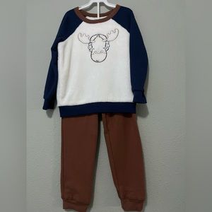 CARTERS 2pc reindeer set size 5. Boy or girl